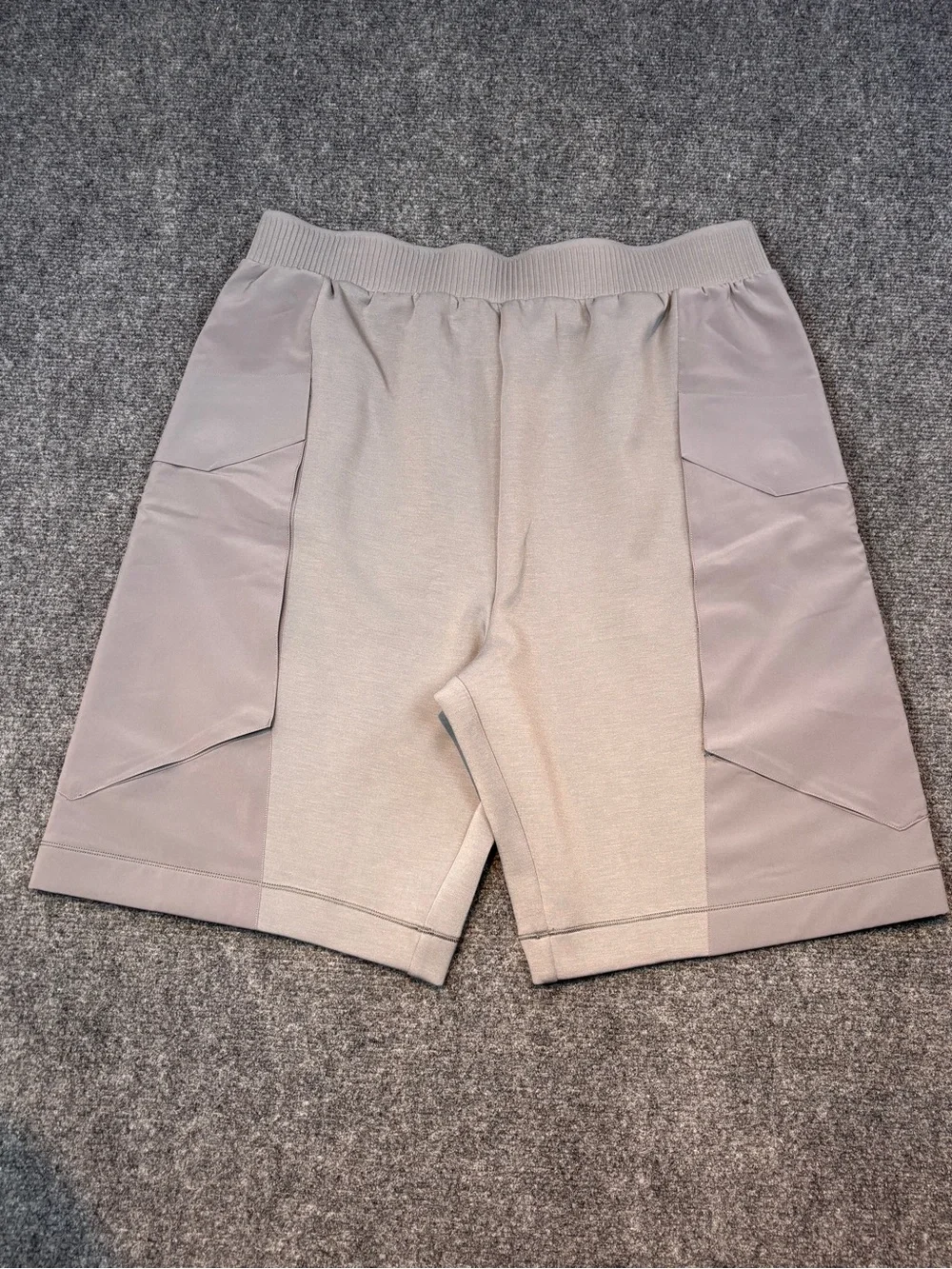 On Cloud Movement Athletic men’s shorts size LG.